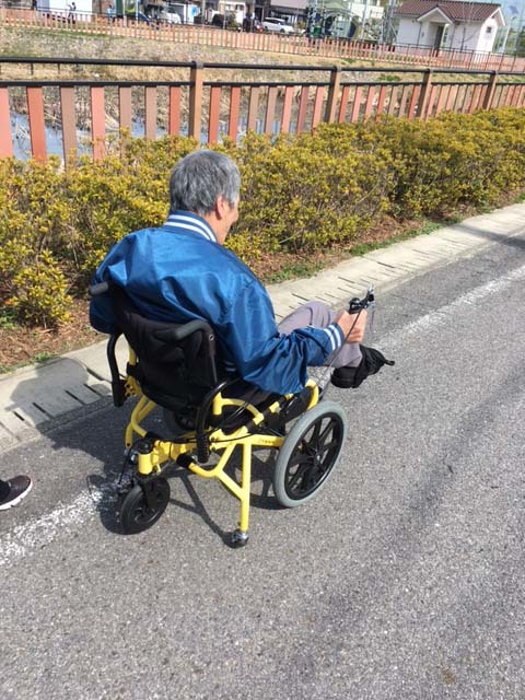足こぎ車いす